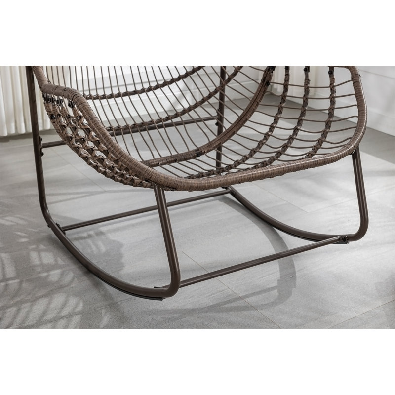 Chaise berçante d'extérieur en rotin