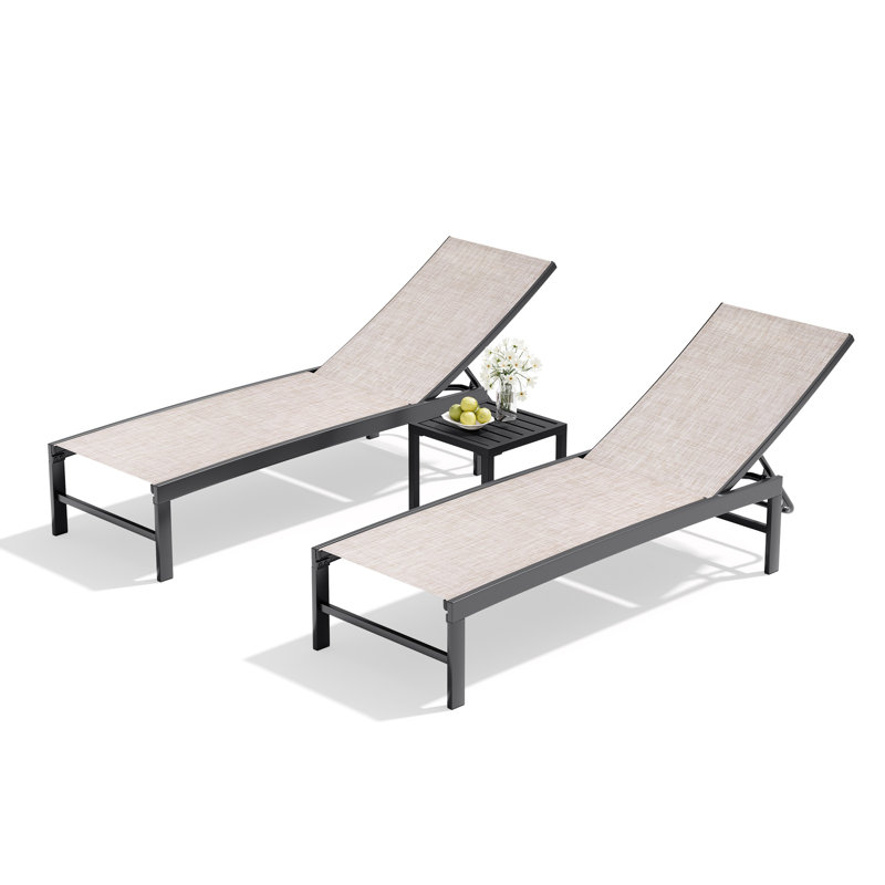 Chaise longue de patio inclinable en métal avec table carrée (ensemble de 3), Beige