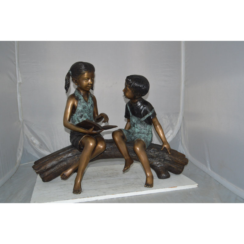 Garçon et fille lisant sur une statue de bronze en forme de bûche d'arbre - Décoration de sculpture de paysage élégante, L 37 po x l 14 po x H 27 po