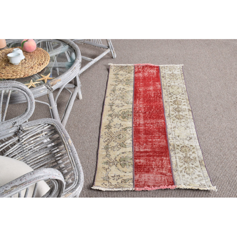 Tapis turc rétro fabriqué à la main en rouge et beige avec des détails floraux uniques