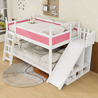 Lit double superposé au dessus d'un lit double avec tablettes, glissoire intégrée et échelle