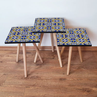 Ensemble de 3 tables gigognes élégantes, bleu marine, blanc et jaune, 13,8 po x 20,5 po x 13,8 po | 100% panneau de fibres à densité moyenne avec pieds en bois de hêtre, épaisseur: 0,71 po | Conception géométrique ethnique, parfaite pour le salon et les espaces modernes