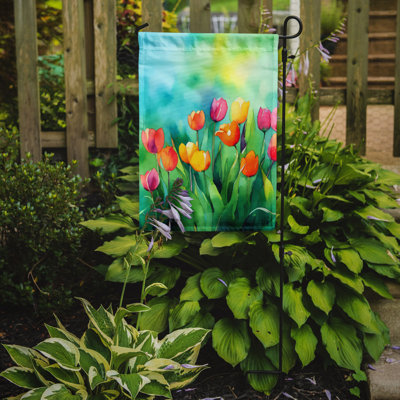 Tulipes dans un drapeau de jardin à l'aquarelle