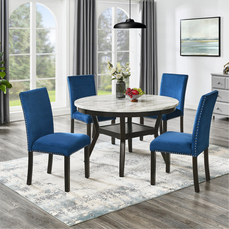 Ensemble de salle à manger 5 pièces Mella - Table ronde en faux marbre avec 4 chaises Parsons en velours bleu, finition espresso foncé