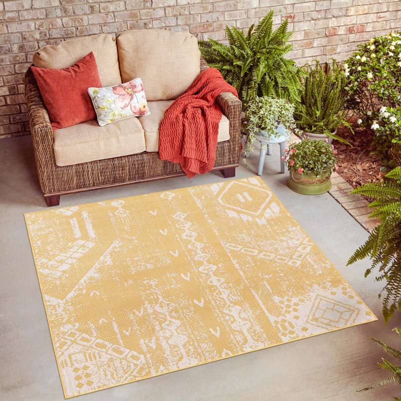 Tapis intérieur / extérieur jaune en polypropylène tissé à la machine 9 pi 10 po x 13 pi Broux, Carré 5 pi 3 po