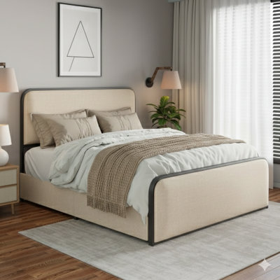 Structure de lit contemporaine en métal avec une tête et un pied de lit courbés et rembourrés, comprenant 4 tiroirs de rangement, des lattes de soutien en métal robustes, très grand, avec une finition beige.
