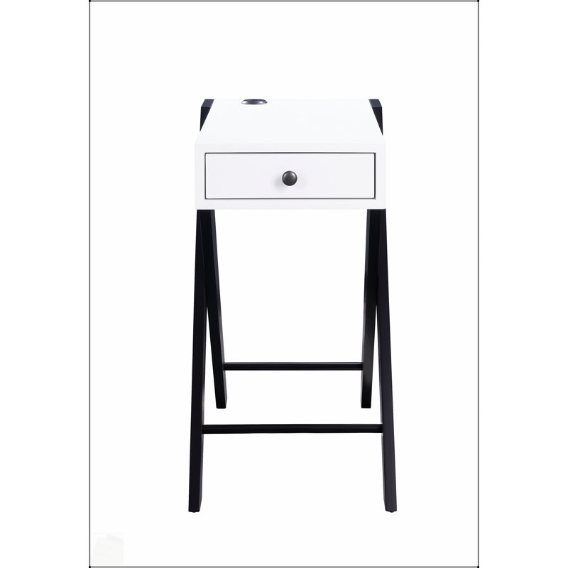 Table d'appoint Fierce avec port USB intégré, rangement compact et surface durable pour les espaces de vie modernes.