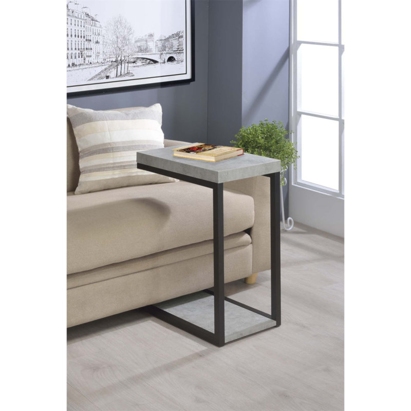 Table élégante en ciment et en-cas au design minimaliste, parfaite pour les espaces de vie modernes et fonctionnels.