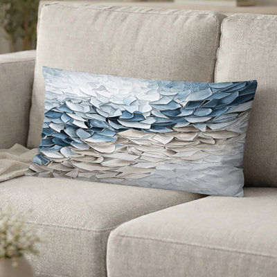 Coussin décoratif abstrait à motif de rivière à pétales de fleurs bleues et blanches