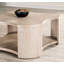 Table basse moderne à finition chêne avec rangement ouvert et roulettes pour une mobilité facile et une économie d'espace