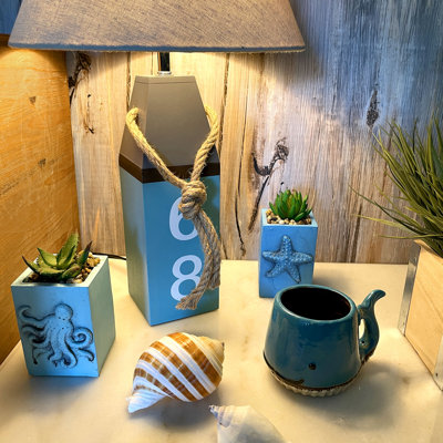 Lampe de table en forme de bouée bleu marine, avec abat-jour, pied en bois et ornement en corde, hauteur 49 cm (19,25 pouces).