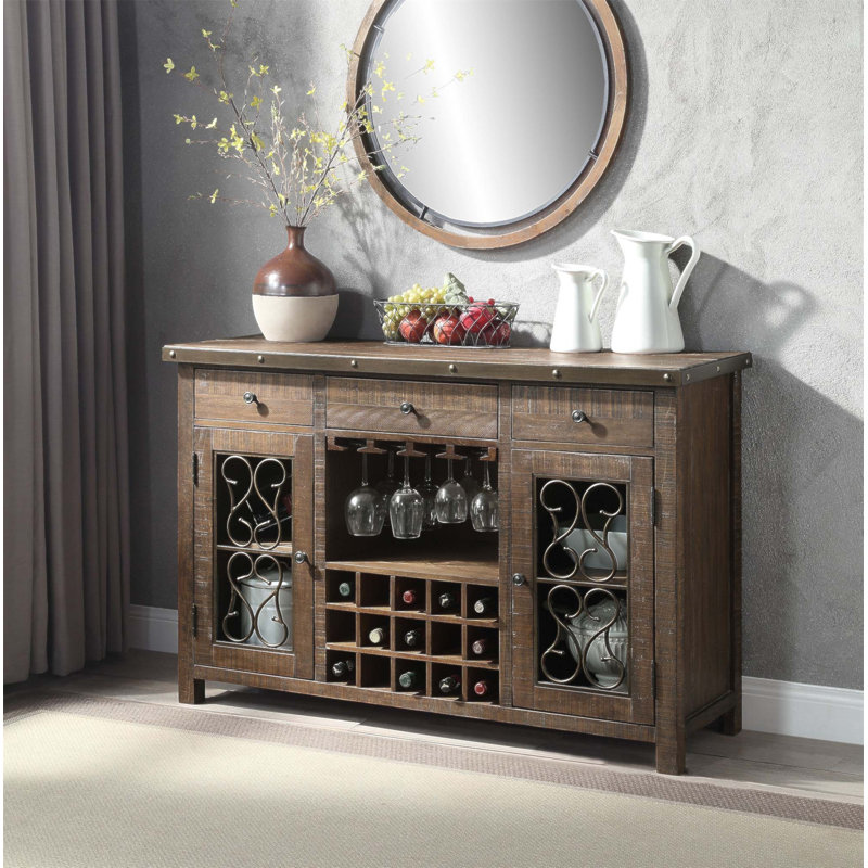 Desserte vieillie avec porte-gobelet et porte-bouteilles Raphaela, combinant charme rustique et rangement fonctionnel pour un repas élégant