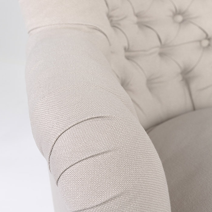 Chaise avec accoudoirs touffetée Mabel