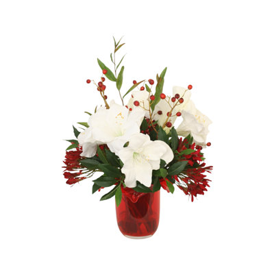 Amaryllis blanc avec roses et baies dans un vase de tulipes rouges