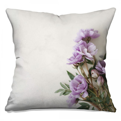 Coussins mauves à motif de fleurs de renoncule mauve