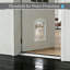 Dalle de porte d'entrée avec porte pour animal de compagnie magnétique et cadre insonorisant - verre givré 1-Lite, bois massif apprêté blanc-122846525-122847037