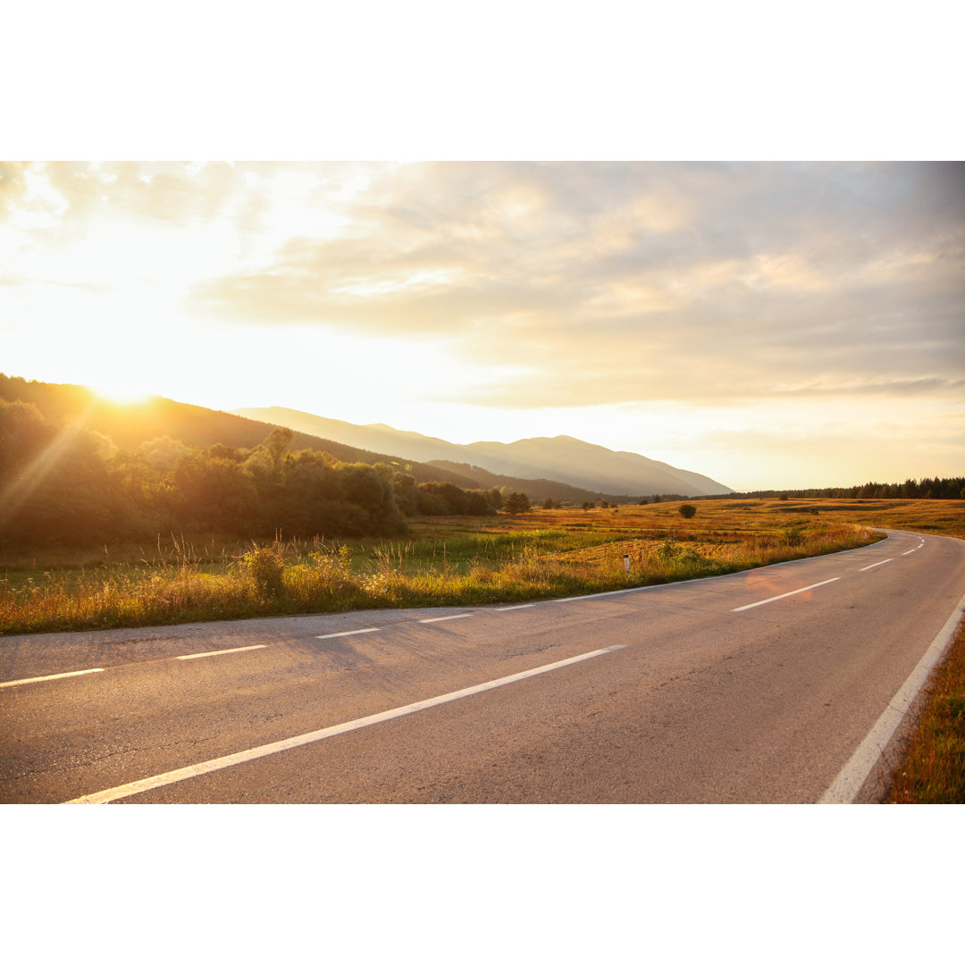 Autobahn bei Sonnenuntergang