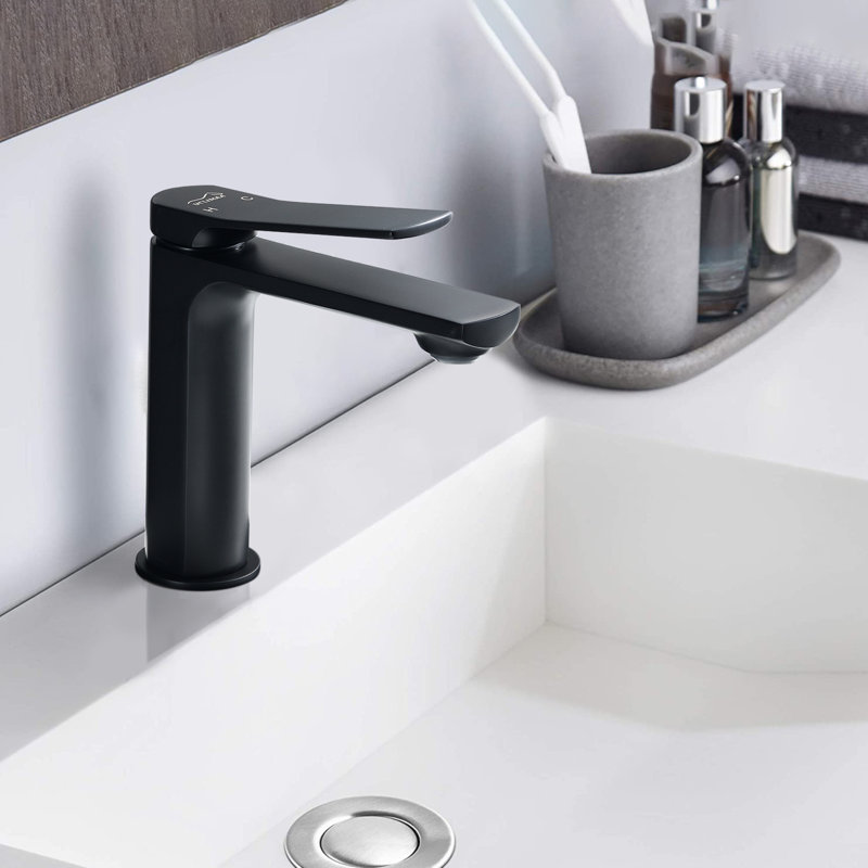 Robinets de lavabo de salle de bain modernes, laiton noir mat, design contemporain épuré