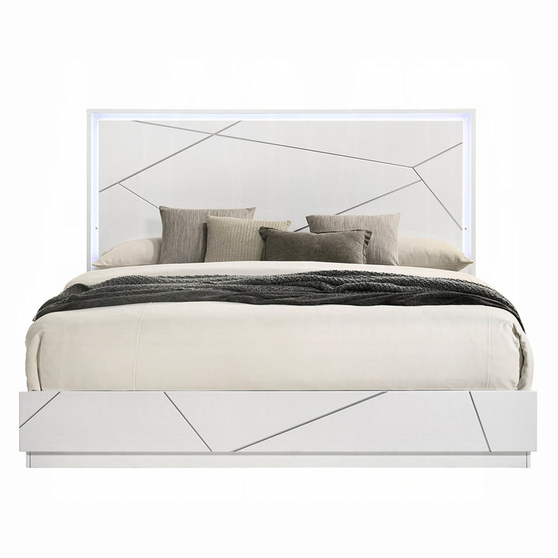 Grand lit de style contemporain avec une finition blanche, une tête de lit à DEL et des lignes intégrées, des lignes intégrées ultra modernes, une pièce maîtresse de la chambre à coucher