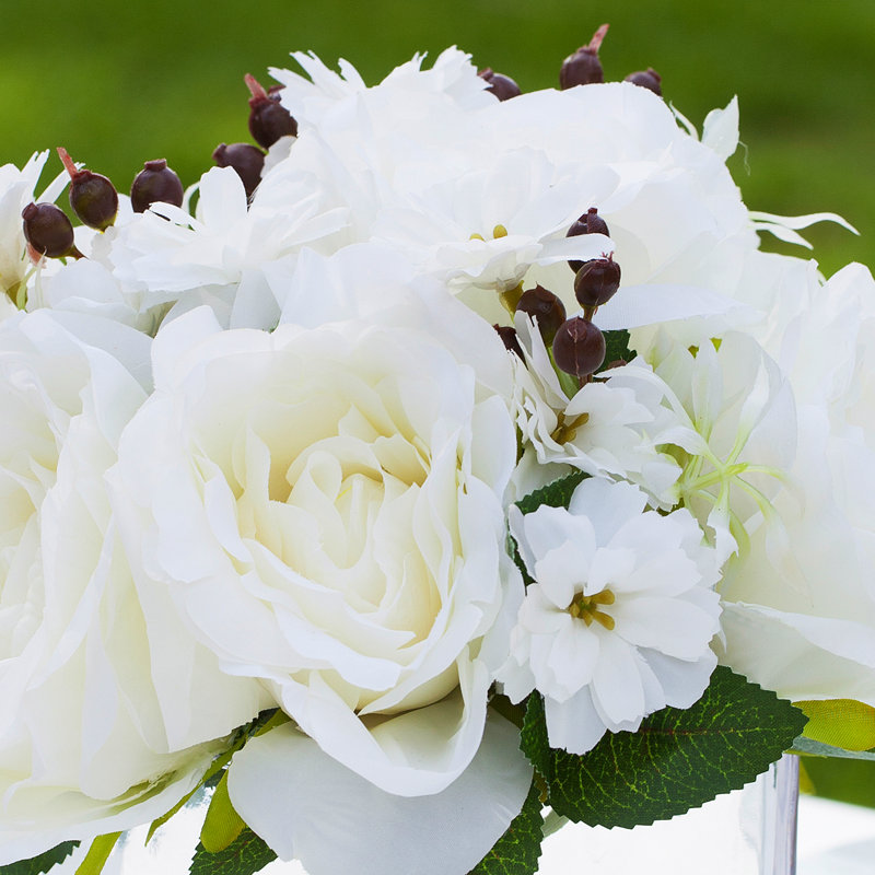 Arrangement de fleurs de roses artificielles mixtes dans un vase en verre avec de l'eau artificielle, Crème