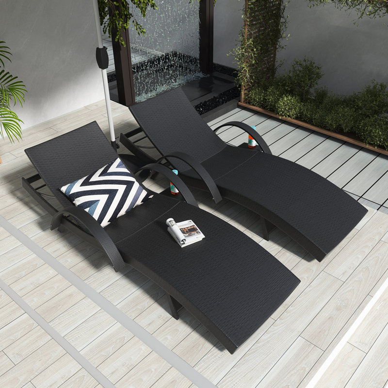 Ensemble de chaises longues noires en osier de 80 pouces avec dossier réglable à 5 niveaux et table d'appoint escamotable en rotin