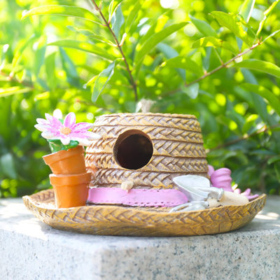 Décoration de jardin avec chapeau de paille