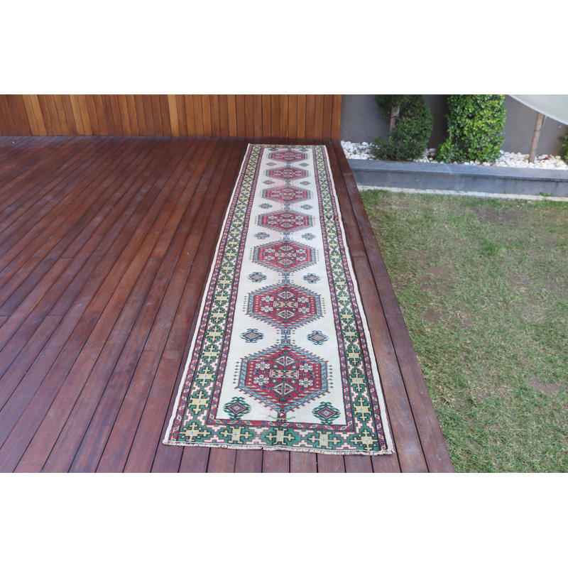 Tapis traditionnel turc rouge et vert avec des motifs géométriques et floraux, idéal pour rehausser l'esthétique de votre décor de couloir