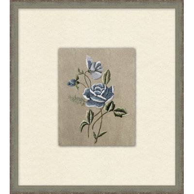 Broderie rose bleue
