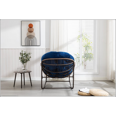 Chaise berçante d'extérieur en rotin avec coussin rembourré, fauteuil inclinable confortable surdimensionné pour la détente sur le patio et le porche.