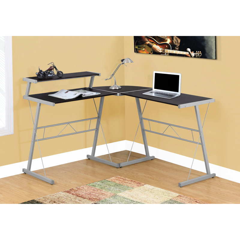 Bureau d'ordinateur en stratifié brun, en forme de L, avec détails en métal gris, table en L d'aspect contemporain, stratifié, structure