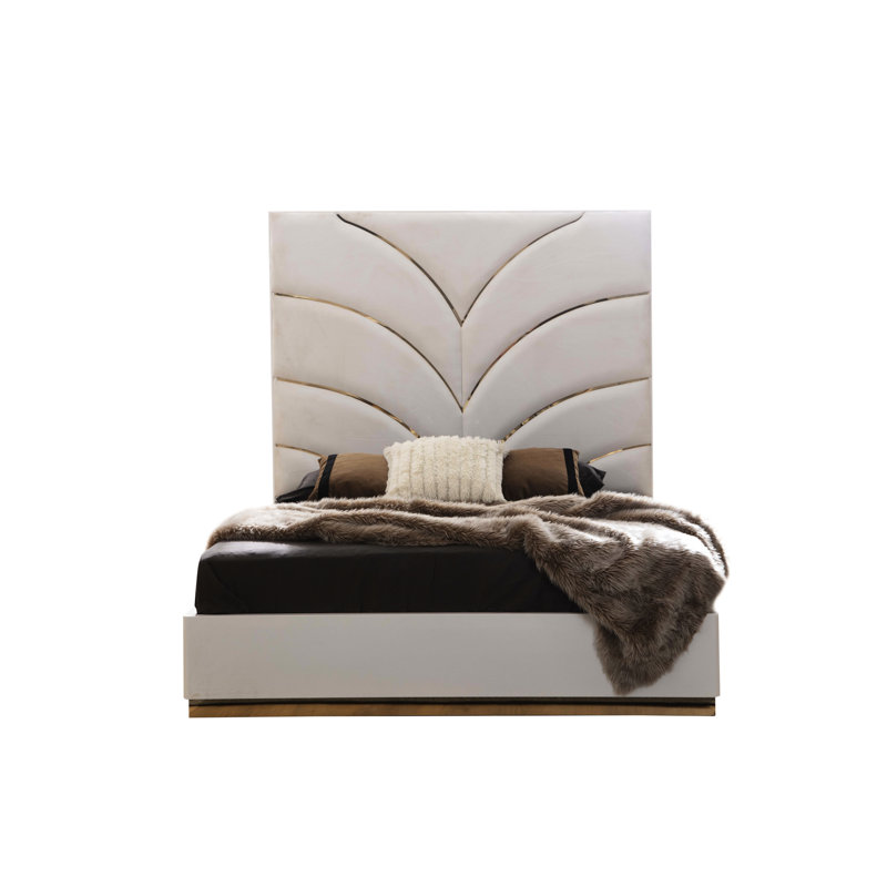 Lit de luxe très grand avec revêtement blanc et motif géométrique doré, cadre moderne exquis pour chambre à coucher avec base en métal massif à motif, pièce maîtresse