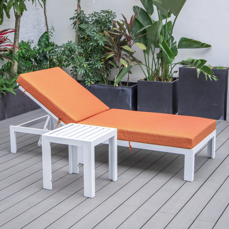 Chaise longue d'extérieur blanche avec table d'appoint et coussins Leisuremod Chelsea, Blanc / Blanc, Noir