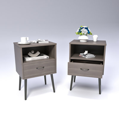 Deux tables de chevet décoratives, de couleur grise moderne, avec rangement et tablettes en bois ouvertes, pour chambre à coucher