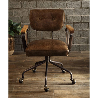 Fauteuil de bureau vintage inclinable et pivotant, sans système de levage, avec coussin en cuir pleine fleur, garniture cloutée, piètement métallique à 5 branches, accoudoirs en bois de 66 cm de haut, hauteur d'assise de 48 cm et dossier rembourré.