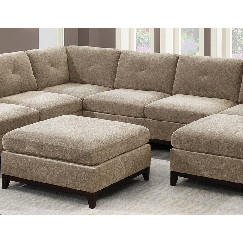 Fauteuil chenille en tissu de couleur chameau pour le salon avec dossier et pieds en bois exposés