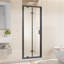 Porte de douche pivotante pliante encadrée avec verre trempé transparent et poignée en acier inoxydable, idéale pour les petites salles de bain et l'optimisation de l'espace.