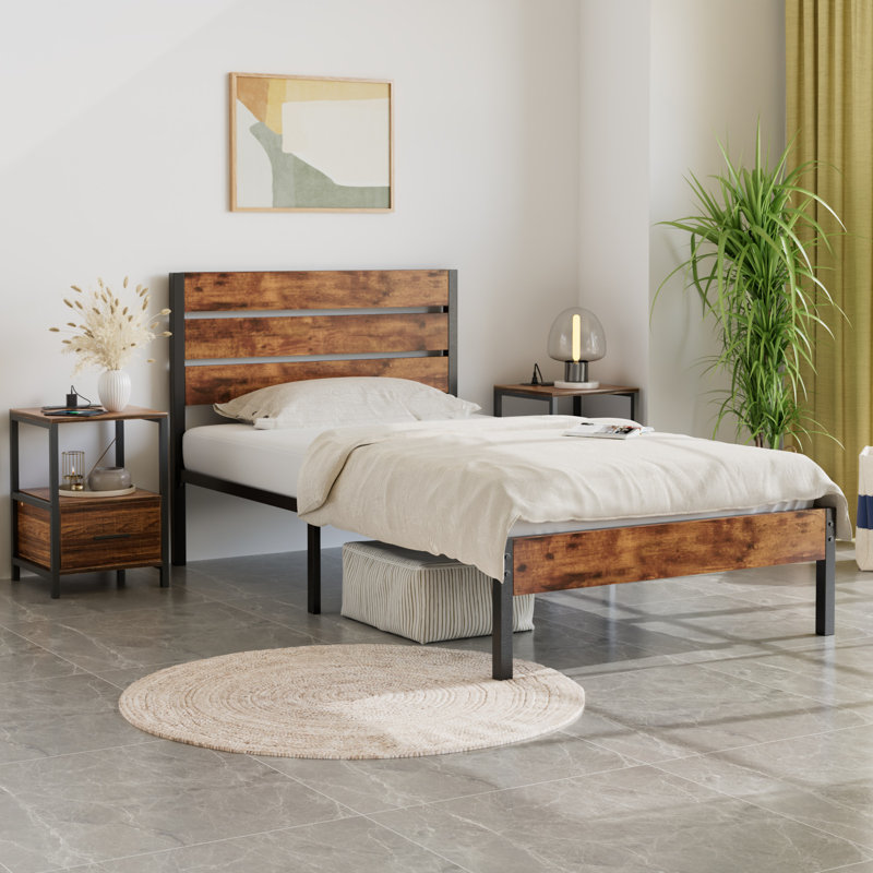 Ensemble de chambre à coucher de style campagnard industriel 3 pièces, lit plateforme simple avec 2 tables de chevet, cadre de lit en acier avec tête et pied de lit en bois rustique, table de chevet avec tiroir et station de charge, aucun sommier nécessaire
