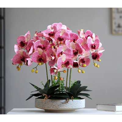 Simulation de décorations florales, d'arrangements floraux et de fausses décorations florales