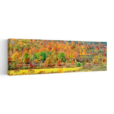 Pont en porte-à-faux et arbres automnaux dans la forêt, pont central, État de New York, États-Unis, architecture contemporaine abstraite, art mural