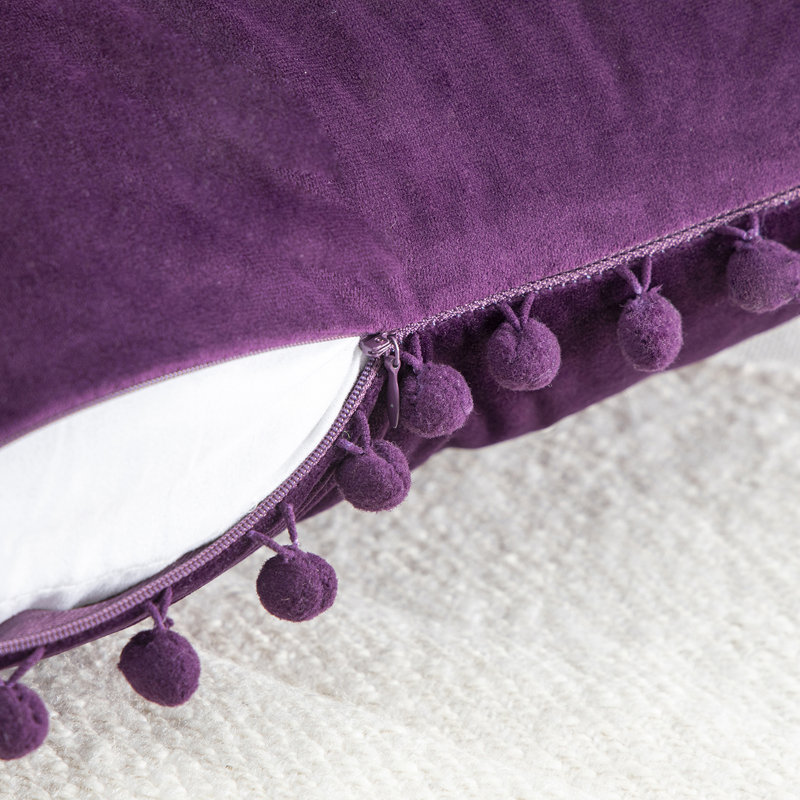 Coussin Silky Velvet Series Pom-poms, Mauve foncé, Housse de coussin et insert, Rectangle H 12 po x l 20 po
