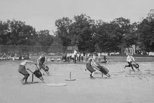 «Children in Wheel Barrow Race», reproduction de photo, H 24 po x l 36 po x P 1,5 po