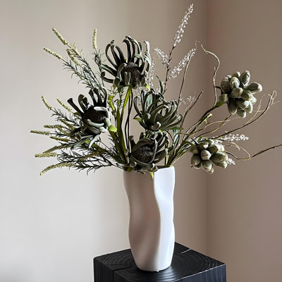 Ornements de fleurs simulées