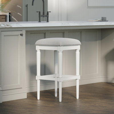 Tabouret de bar carré transitionnel avec siège rembourré et pieds sculptés