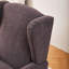 Ensemble de table basse et de fauteuils de style vintage luxueux, une chaise de lecture à haut dossier (gris foncé antique) et une table basse en bois massif (bois naturel), convenant aux salons et aux chambres à coucher-382154162