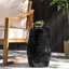 Table d'appoint noire de style transitionnel, structure en métal ajouré, sans assemblage, idéale pour les espaces extérieurs et intérieurs comme une terrasse ou un jardin.