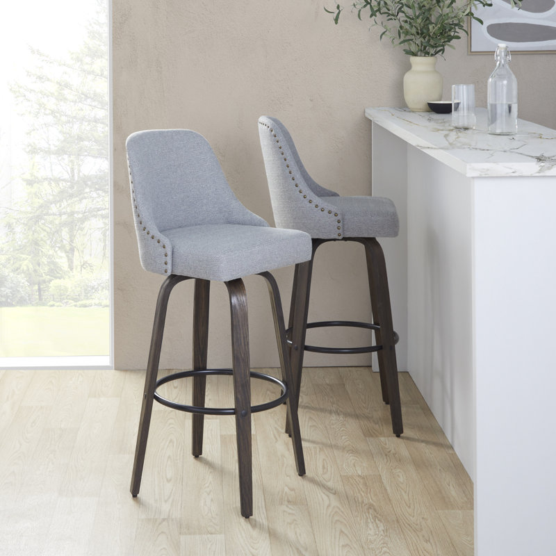 Tabouret de bar clouté 30 po à hauteur fixe avec pieds en bois cintré et repose-pieds rond - ensemble de 2, Light Grey/Brass