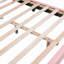Lit plateforme tapissier en cuir avec ornement en forme de lapin