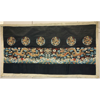 Broderie en soie et fil métallique chinois du 19e siècle (2 pi 6 po x 4 pi 4 po - 76 x 132 po)