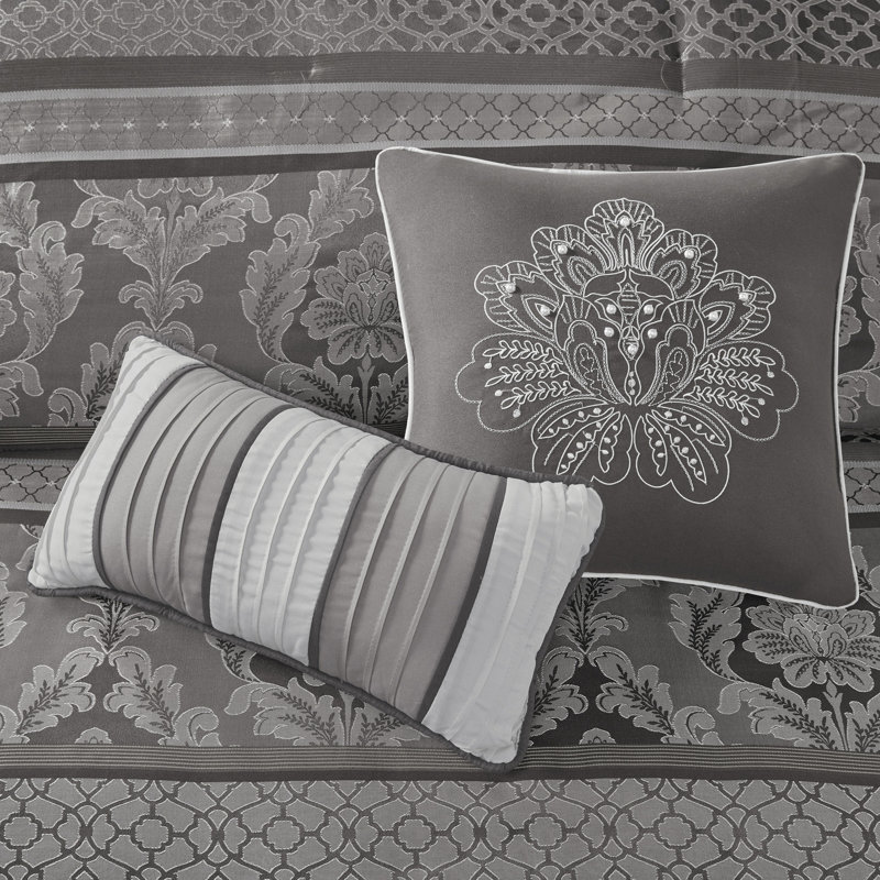 Grande chambre grise - 7 pièces avec édredon en tissu et détails décoratifs, Gris