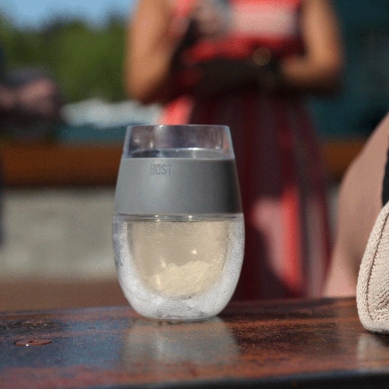 Tasses rafraîchissantes à vin en gris